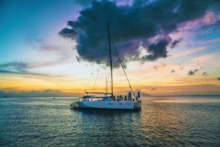 Croisière en catamaran au coucher du soleil dans le parc marin de Baie Ternay