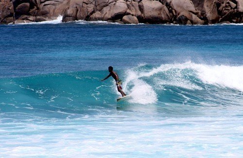 Cours de surf aux Seychelles
